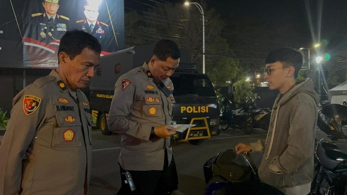 Petugas kepolisian mengamankan sejumlah kendaraan roda dua menggunakan knalpot brong