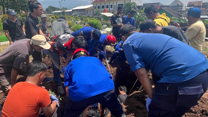 Petugas Pemadam Kebakaran membantu proses pemakaman jenazah dengan berat lebih dari 160 kg