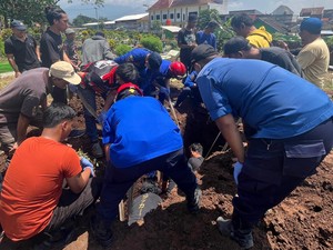 Dramatisnya Pemakaman Pria Malang Berbobot 160 Kg Dibantu Damkar