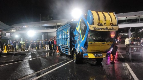 Petugas saat melakukan pemadaman api yang membakar truk bermuatan rongsokan di areal Pelabuhan Gilimanuk, Kabupaten Jembrana, Bali, Minggu (21/9/2025).