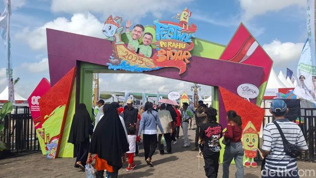 Pintu masuk menonton lomba bidar Palembang di Benteng Kuto Besak (BKB).