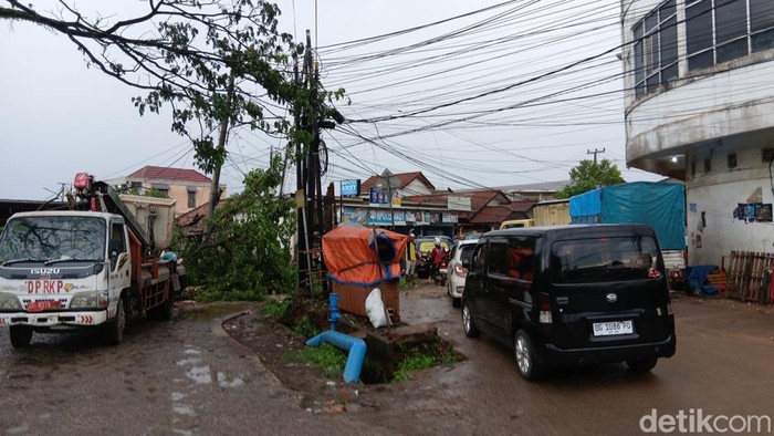 Pohon tumbang di Tanjung Barangan, satu ruas jalan tertutup-sebabkan macet.