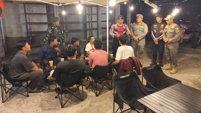 Polisi berdialog dengan warga saat patroli skala besar di Kepulauan Meranti, Riau, Minggu (21/9/2025).