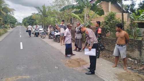 Polisi melakukan oleh TKP kecelakaan maut di jalan umum Dusun Mangkung, Desa Truwai, Kecamatan Pujut, Lombok Tengah, Minggu (21/9/2026). (Foto: Polres Lombok Tengah)