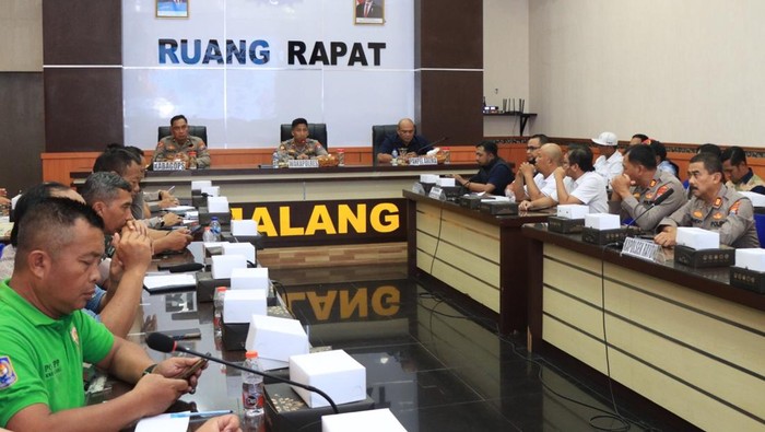 Polres Malang bersama instansi terkait menggelar rapat koordinasi persiapan big match Arema FC vs Persib Bandung