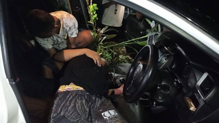 Pria bernama Husain (35) ditemukan tewas di dalam mobil diduga akibat ditembak oleh pengendara motor di Polman.