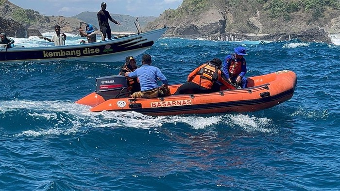 Proses evakuasi Mus Muliadi (50) yang tewas terseret arus saat mancing di Perairas Belongas, Kecamatan Sekotong, Lombok Barat, Minggu (21/9/2025).
