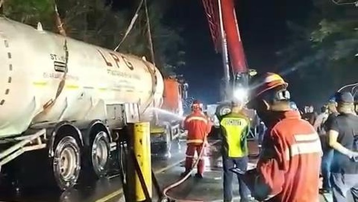 Proses evakuasi truk muatan gas yang terguling di Jalan Wonosari-Jogja, Karangsari, Nglanggeran, Patuk, Gunungkidul.