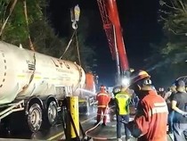 Proses Hati-hati Evakuasi 12 Jam Truk Tangki Gas Terguling di Patuk