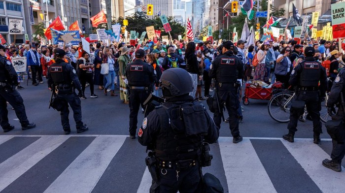 Ribuan demonstran memadati jalanan utama di Toronto, Ontario, Kanada, Sabtu (20/9/2025), untuk memprotes sejumlah kebijakan pemerintahan Perdana Menteri Mark Carney. Aksi ini menyoroti berbagai isu, mulai dari kebijakan iklim, pemotongan anggaran layanan publik, peningkatan belanja militer, hingga sikap pemerintah terkait dukungan terhadap Palestina. REUTERS/Carlos Osorio