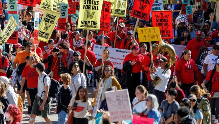 Ribuan Demonstran Turun ke Jalan Toronto Tolak Kebijakan Carney Ribuan demonstran memadati jalanan utama di Toronto, Ontario, Kanada, Sabtu (20/9/2025), untuk memprotes sejumlah kebijakan pemerintahan Perdana Menteri Mark Carney. Aksi ini menyoroti berbagai isu, mulai dari kebijakan iklim, pemotongan anggaran layanan publik, peningkatan belanja militer, hingga sikap pemerintah terkait dukungan terhadap Palestina. REUTERS/Carlos Osorio