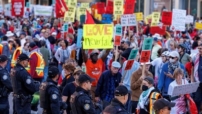Ribuan Demonstran Turun ke Jalan Toronto Tolak Kebijakan Carney