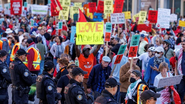 Ribuan Demonstran Turun ke Jalan Toronto Tolak Kebijakan Carney Ribuan demonstran memadati jalanan utama di Toronto, Ontario, Kanada, Sabtu (20/9/2025), untuk memprotes sejumlah kebijakan pemerintahan Perdana Menteri Mark Carney. Aksi ini menyoroti berbagai isu, mulai dari kebijakan iklim, pemotongan anggaran layanan publik, peningkatan belanja militer, hingga sikap pemerintah terkait dukungan terhadap Palestina. REUTERS/Carlos Osorio