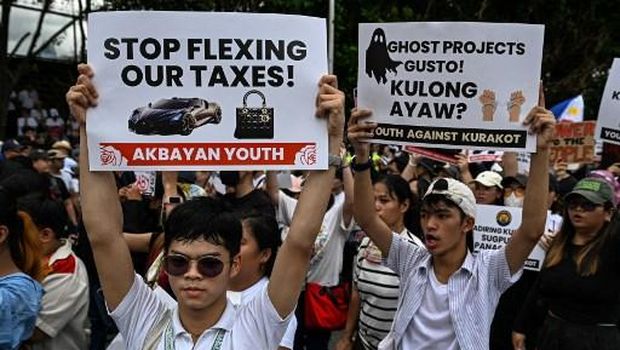 Police chase away protesters near Malacanang Palace in Manila on September 21, 2025. Thousands of Filipinos marched in Manila on September 21 to vent their anger over a ballooning scandal involving bogus flood-control projects believed to have cost taxpayers billions of dollars. (Photo by Ted ALJIBE / AFP)