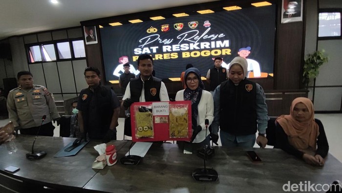 Rilis kasus pencabulan di Mapolres Bogor, Minggu (21/9/2025).