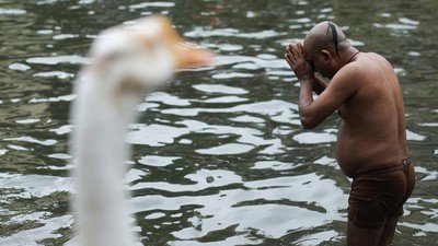 Ritual Mahalaya di Mumbai, Umat Hindu Berendam di Air Suci Banganga