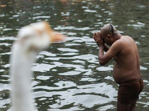 Ritual Mahalaya di Mumbai, Umat Hindu Berendam di Air Suci Banganga