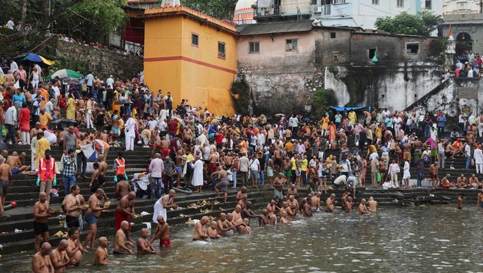 Ritual Mahalaya di Mumbai, Umat Hindu Berendam di Air Suci Banganga Suasana penuh khidmat menyelimuti Waduk Banganga, Mumbai, India, pada Minggu (21/9/2025), ketika umat Hindu melaksanakan ritual Mahalaya. Dalam tradisi ini, pemuja berendam di air suci sambil memanjatkan doa untuk menghormati arwah leluhur yang telah meninggal. REUTERS/Francis Mascarenhas