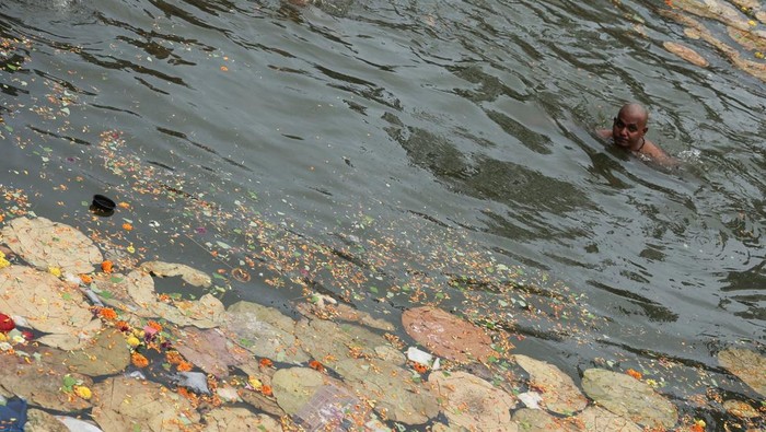 Suasana penuh khidmat menyelimuti Waduk Banganga, Mumbai, India, pada Minggu (21/9/2025), ketika umat Hindu melaksanakan ritual Mahalaya. Dalam tradisi ini, pemuja berendam di air suci sambil memanjatkan doa untuk menghormati arwah leluhur yang telah meninggal. REUTERS/Francis Mascarenhas