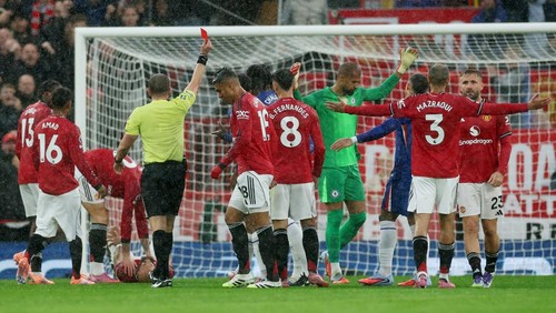 Soccer Football - Premier League - Manchester United v Chelsea - Old Trafford, Manchester, Britain - September 20, 2025 Chelseas Robert Sanchez is shown a red card by referee Peter Bankes REUTERS/Phil Noble EDITORIAL USE ONLY. NO USE WITH UNAUTHORIZED AUDIO, VIDEO, DATA, FIXTURE LISTS, CLUB/LEAGUE LOGOS OR LIVE SERVICES. ONLINE IN-MATCH USE LIMITED TO 120 IMAGES, NO VIDEO EMULATION. NO USE IN BETTING, GAMES OR SINGLE CLUB/LEAGUE/PLAYER PUBLICATIONS. PLEASE CONTACT YOUR ACCOUNT REPRESENTATIVE FOR FURTHER DETAILS..
