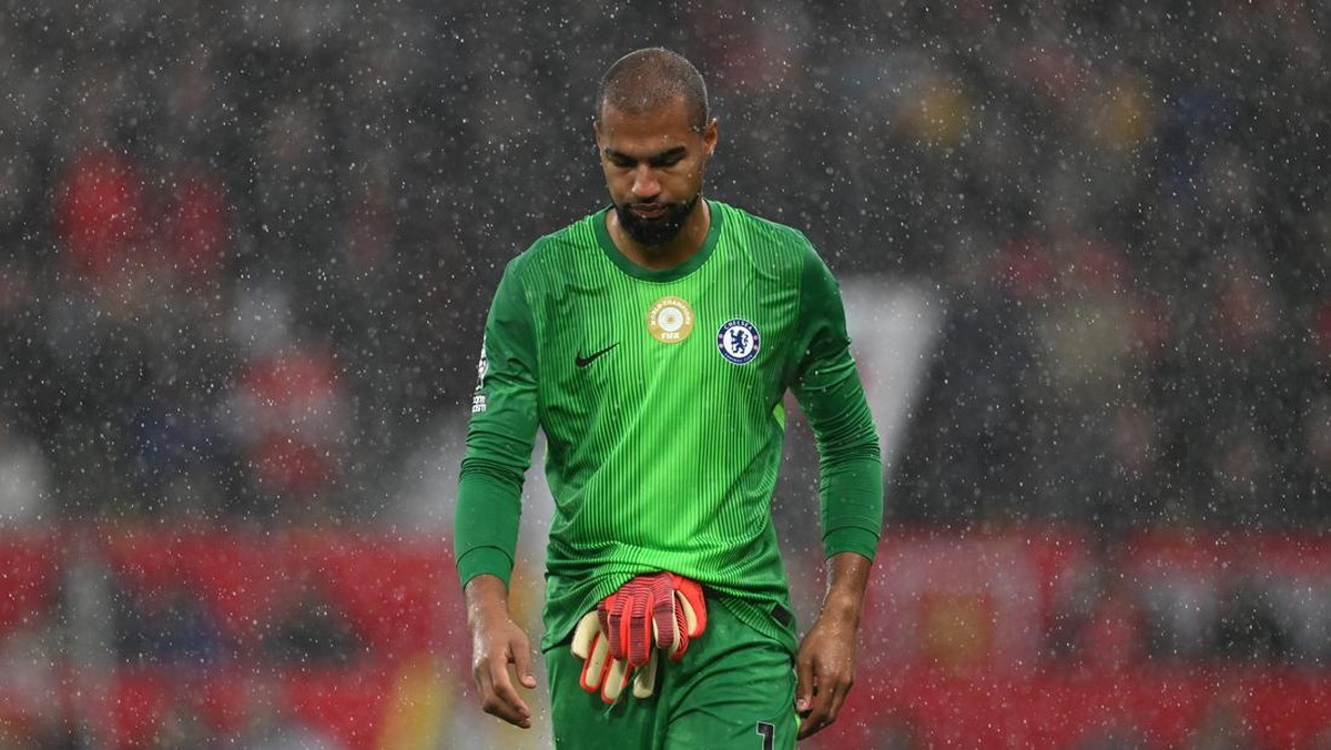 Robert Sanchez mendapat kartu merah di laga MU vs Chelsea. (Foto: Chelsea FC via Getty Images/Darren Walsh)