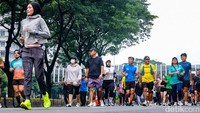 Masyarakat berolahraga di Car Free Day (CFD) Jalan Sudirman, Jakarta, Minggu (21/9/2025).