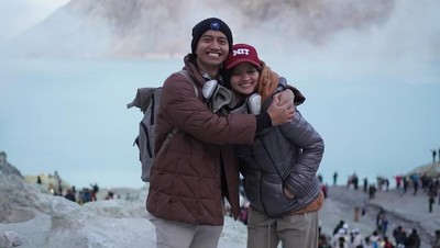 Jejak Petualang Sabrina Anggraini dan Belva Devara di Kawah Ijen