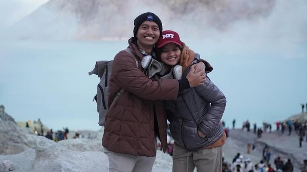 Jejak Petualang Sabrina Anggraini dan Belva Devara di Kawah Ijen