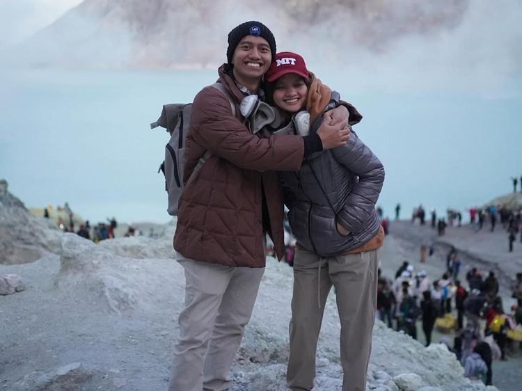 Jejak Petualang Sabrina Anggraini dan Belva Devara di Kawah Ijen