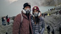 Sabrina Anggraini dan Belva Devara bermasker di Kawah Ijen. (Foto: dok Instagram sabrinaanggraini)