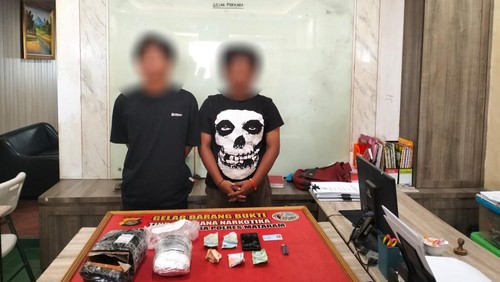 Satresnarkoba Polresta Mataram mengamankan dua orang mahasiswa terkait paket ganja di Kota Mataram, Sabtu (20/9/2025). (Foto: Dok. Satresnarkoba Polresta Mataram)
