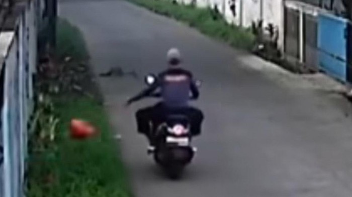 Screenshot video viral pemotor di Depok buang sampah sembarangan. (Dok. ist)