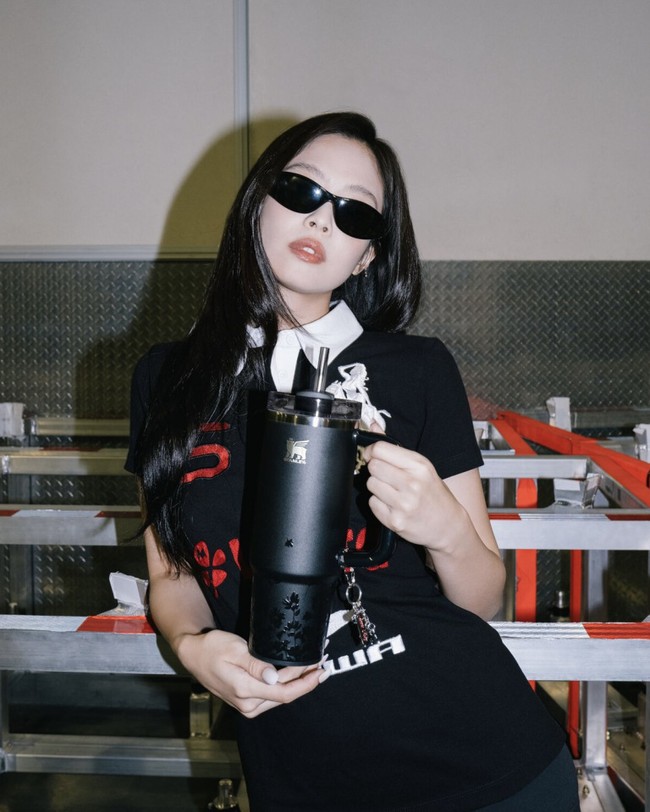 Jennie BLACKPINK sama dengan Felix Stray Kids, tercatat memiliki 10 kerja sama brand. Di antaranya Chanel, Adidas, Beats, Visa, Haribo, Jean Paul Gaultier, dan Stanley. Foto: Dok. Stanley