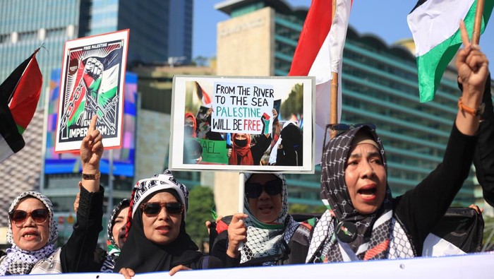 Suara Palestina Menggema di Jakarta, Massa Desak Sikap Tegas RI di PBB Massa yang tergabung dalam Free Palestine Network menggelar aksi saat hari bebas kendaraan bermotor (HBKB) di Bundaran HI, Jakarta, Minggu (21/9/2025). Dalam aksinya mereka meminta Presiden Prabowo Subianto untuk menyerukan penghentian genosida di Palestina saat sidang umum PBB ke-80 di New York, Amerika Serikat pada Selasa (23/9). ANTARA FOTO/Reno Esnir