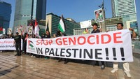 Mereka menyerukan solidaritas untuk rakyat Palestina sekaligus mendesak pemerintah Indonesia mengambil sikap lebih tegas di panggung internasional. ANTARA FOTO/Reno Esnir