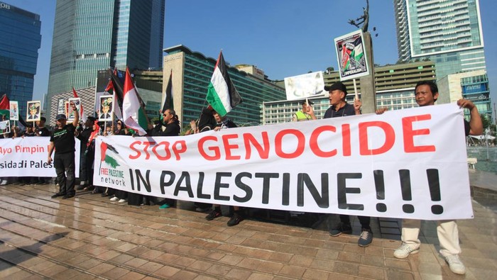 Massa yang tergabung dalam Free Palestine Network menggelar aksi saat hari bebas kendaraan bermotor (HBKB) di Bundaran HI, Jakarta, Minggu (21/9/2025). Dalam aksinya mereka meminta Presiden Prabowo Subianto untuk menyerukan penghentian genosida di Palestina saat sidang umum PBB ke-80 di New York, Amerika Serikat pada Selasa (23/9). ANTARA FOTO/Reno Esnir