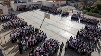 Meski situasi di Irak masih diwarnai berbagai tantangan, suasana hari pertama sekolah ini menghadirkan secercah harapan bagi masa depan generasi muda. REUTERS/Ahmed Saad