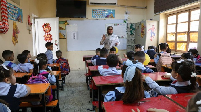 Suasana Hari Pertama Sekolah di Baghdad, Siswa Antusias Sambut Tahun Ajaran Baru Suasana ceria menyelimuti sebuah sekolah dasar di Baghdad pada hari pertama tahun ajaran baru, Minggu (21/9/2025). Sejak pagi, para siswa tampak bersemangat memasuki ruang kelas, mengenakan seragam rapi sambil membawa buku dan perlengkapan sekolah baru. REUTERS/Ahmed Saad