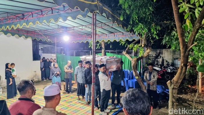 Suasana rumah duka korban longsor Freeport saat di Ponorogo