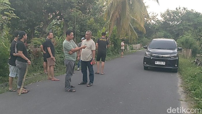 Suasana tempat kejadian perkara (TKP) penemuan mayat diduga korban penembakan di Polman.