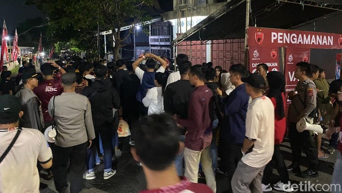 Suporter mulai memadati area Stadion Gelora BJ Habibie jelang duel PSM Makassar melawan Persija Jakarta dalam lanjutan Super League 2025/2026.
