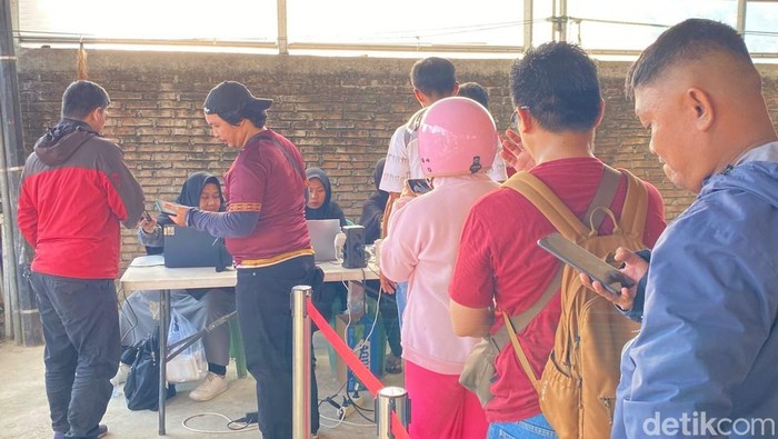 Suporter PSM Makassar antre menukarkan tiket laga lawan Persija Jakarta di kawasan Stadion Gelora BJ Habibie, Parepare.