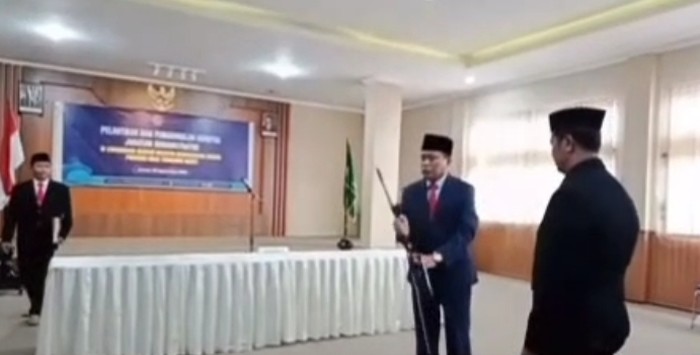 Tangkapan layar video beredar di media sosial Kepala Kanwil Kemenag NTB Zamroni Aziz lempar mikrofon.