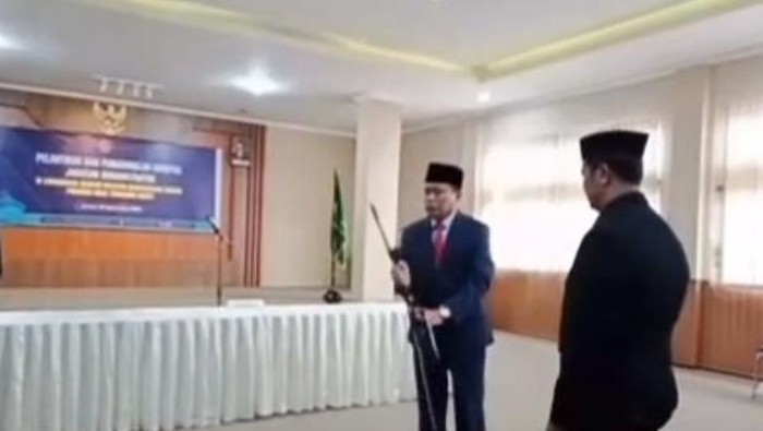 Tangkapan layar video beredar di media sosial Kepala Kanwil Kemenag NTB Zamroni Aziz lempar mikrofon.