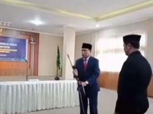 Video: Heboh! Kakanwil Kemenag NTB Lempar Tiang Mikrofon saat Pelantikan