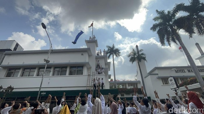 Teatrikal perobekan bendera 'Surabaya Merah Putih' Teatrikal perobekan bendera 'Surabaya Merah Putih'