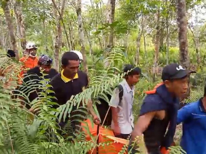 Tim SAR gabungan mengevakuasi warga yang hilang di hutan Kubu Raya.