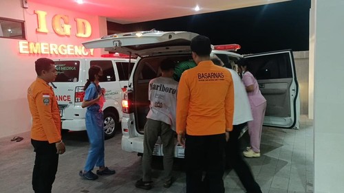 Tim SAR mengevakuasi dua pendaki yang tersesat di Gunung Abang, Bangli, Bali. Salah satu korban mengalami luka-luka setelah terpeleset saat pendakian. (Foto: Dok. Kantor SAR Denpasar)