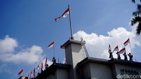 Teatrikal ini berhasil menggugah haru dan memupuk semangat nasionalisme warga Surabaya.