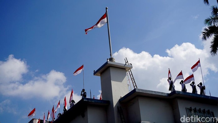 Treatrikal Perobekan Bendera di Hotel Yamato Surabaya